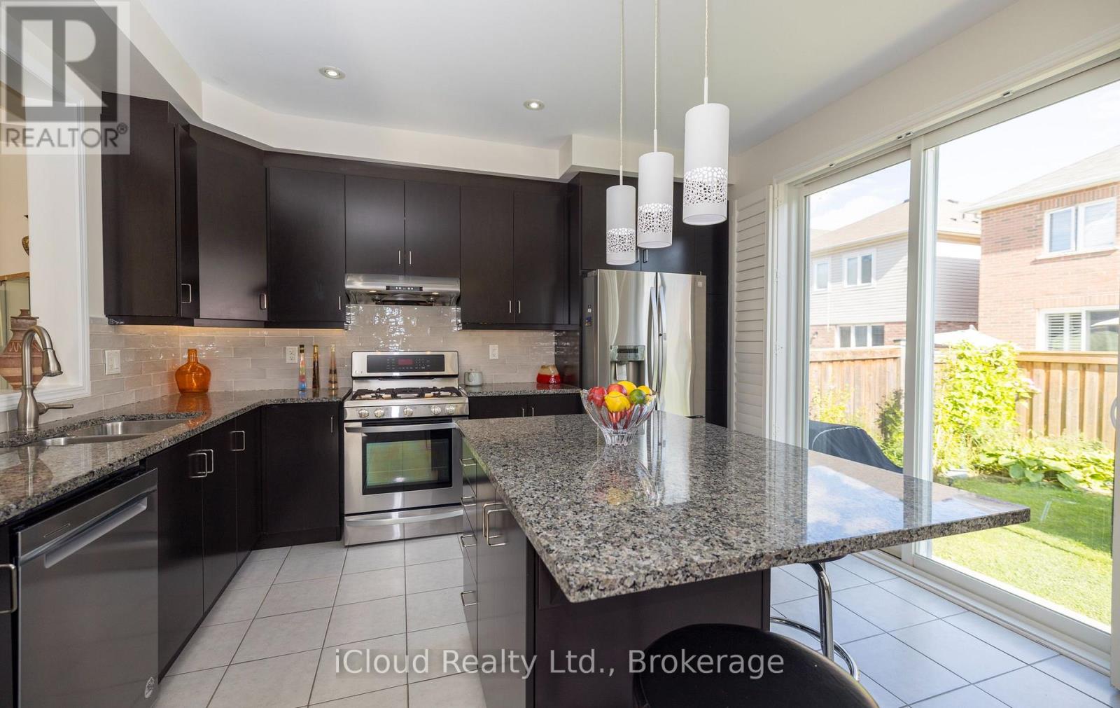 954 Penson Crescent Property Photo 16