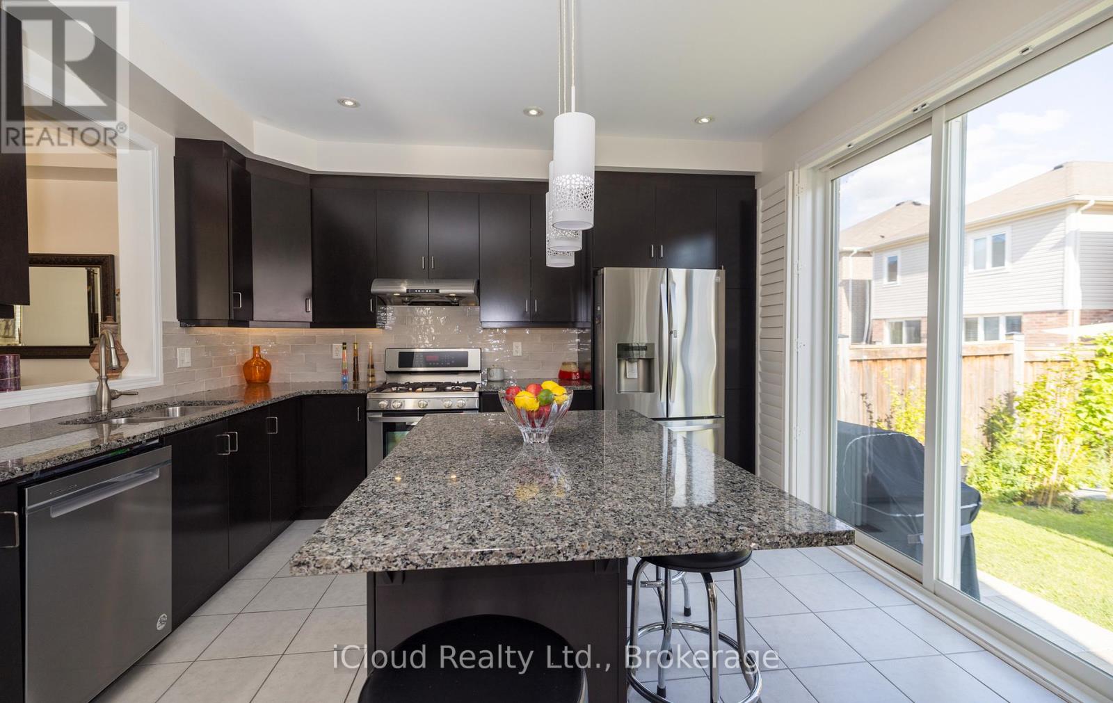 954 Penson Crescent Property Photo 17
