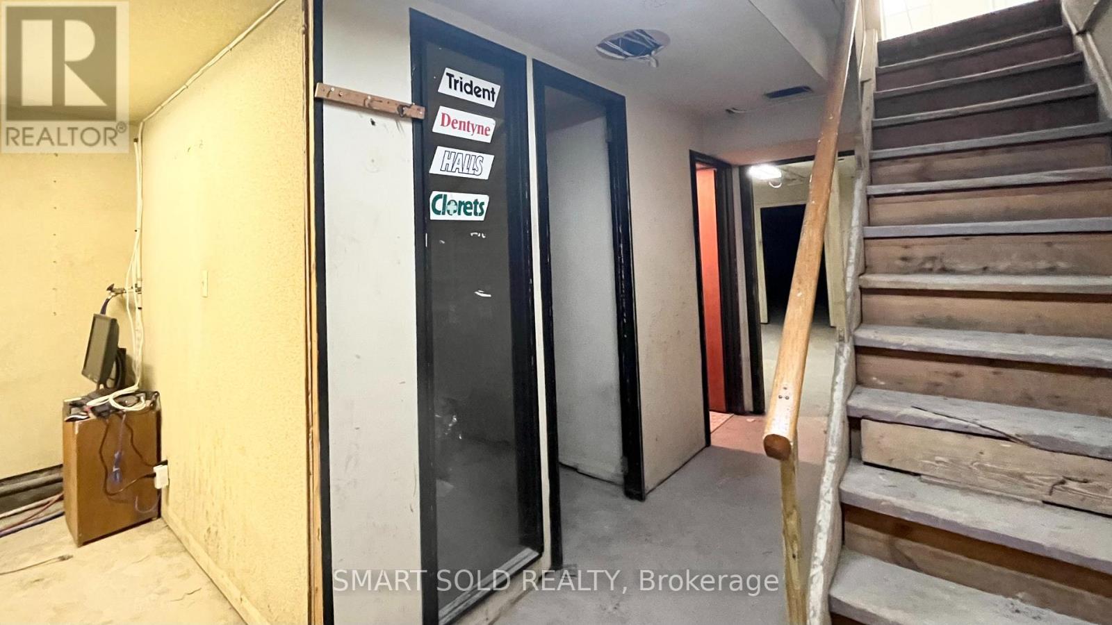 Main Flr + Bsmt - 1590 Eglinton Avenue W Property Photo 7