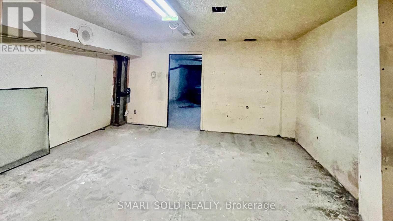 Main Flr + Bsmt - 1590 Eglinton Avenue W Property Photo 8