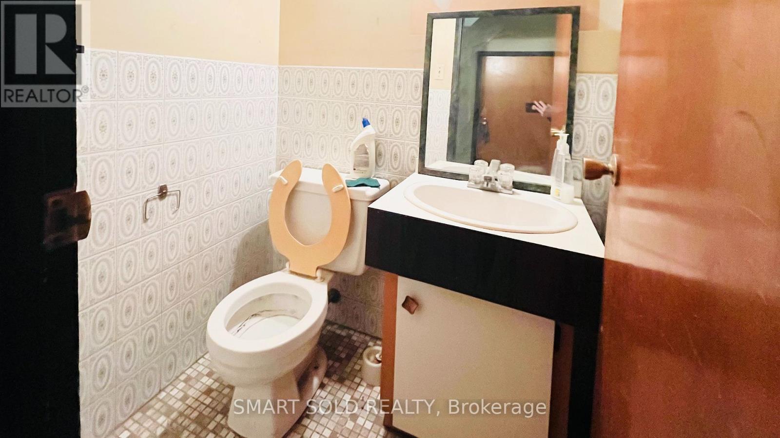 Main Flr + Bsmt - 1590 Eglinton Avenue W Property Photo 9