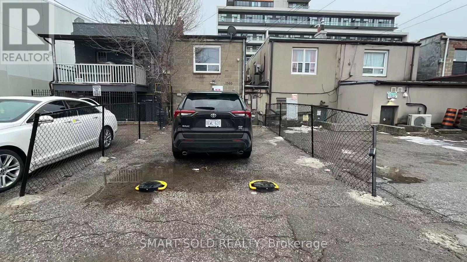 Main Flr + Bsmt - 1590 Eglinton Avenue W Property Photo 10