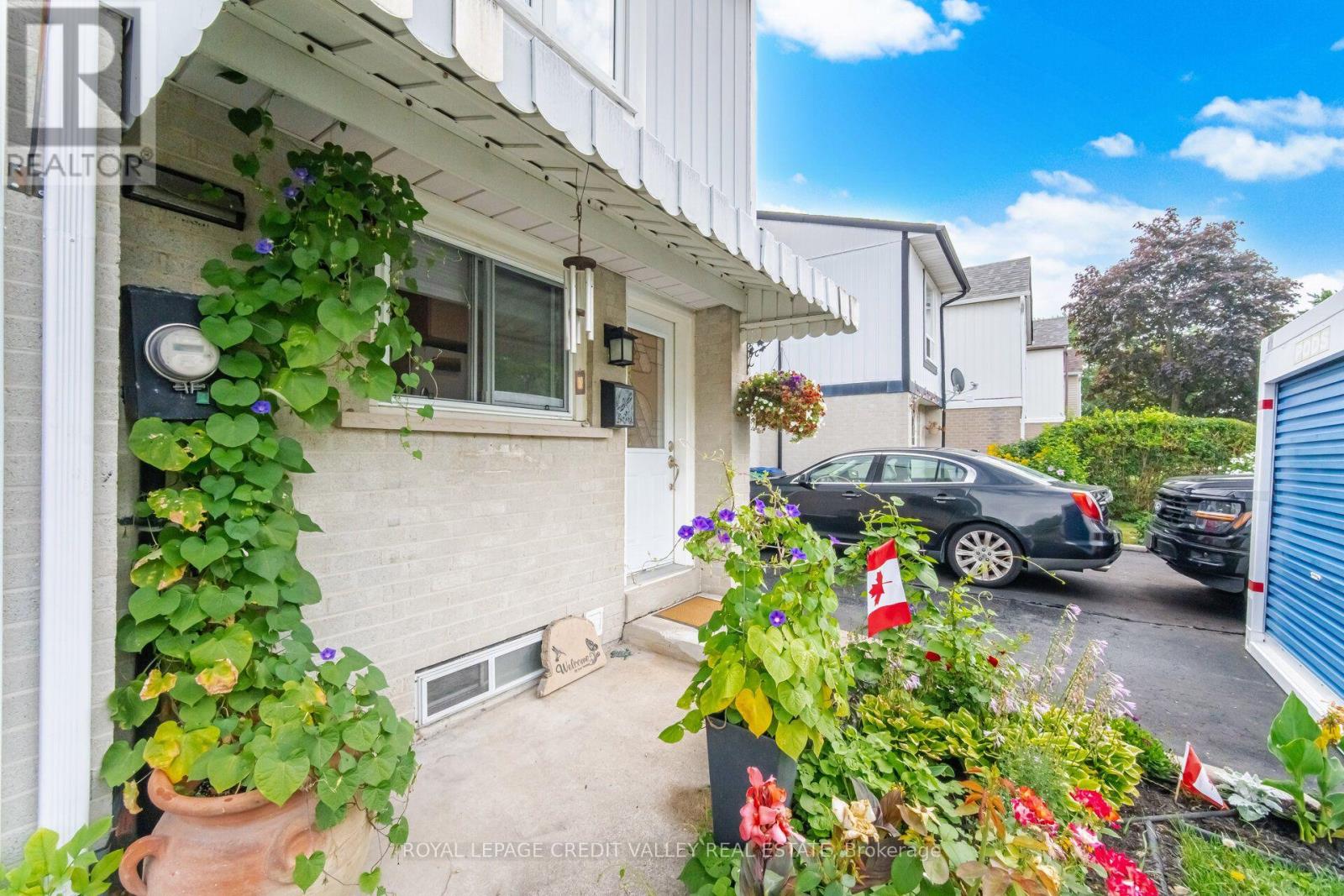 10 Gladstone Square Property Photo 2