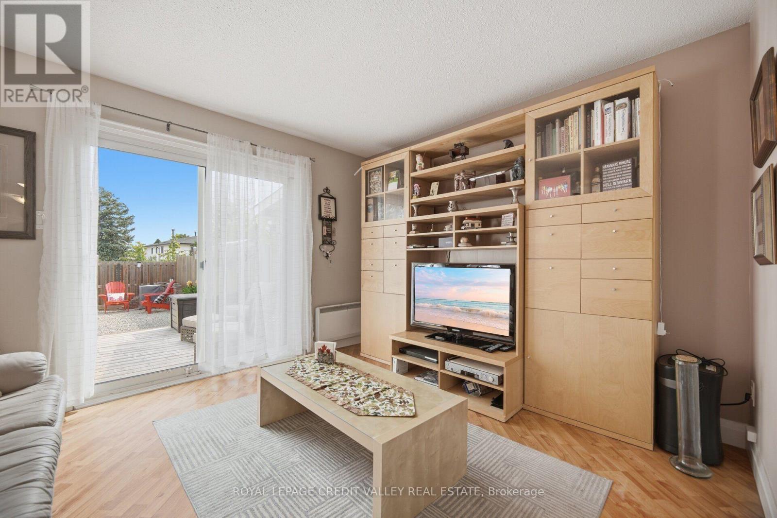10 Gladstone Square Property Photo 8