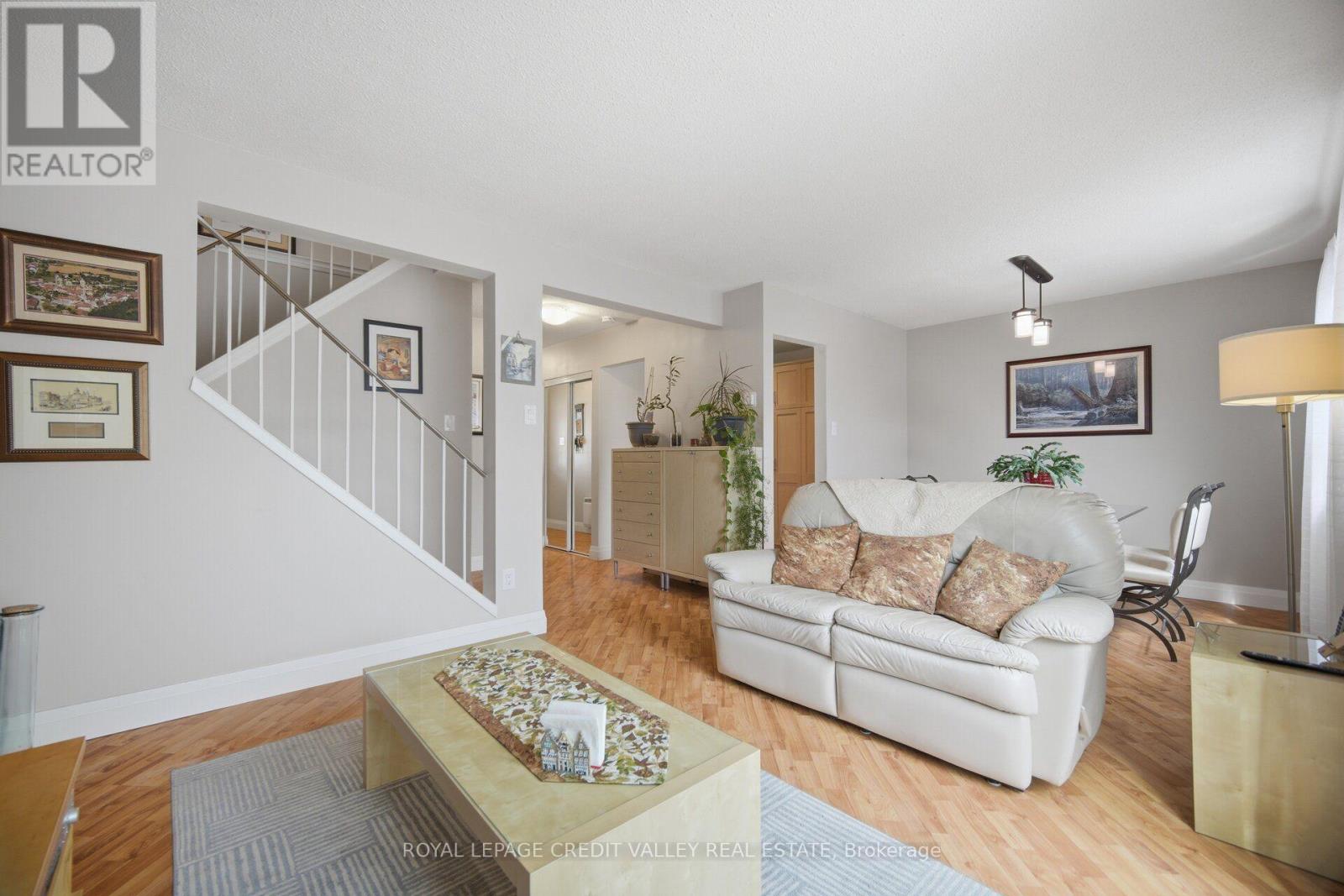 10 Gladstone Square Property Photo 10