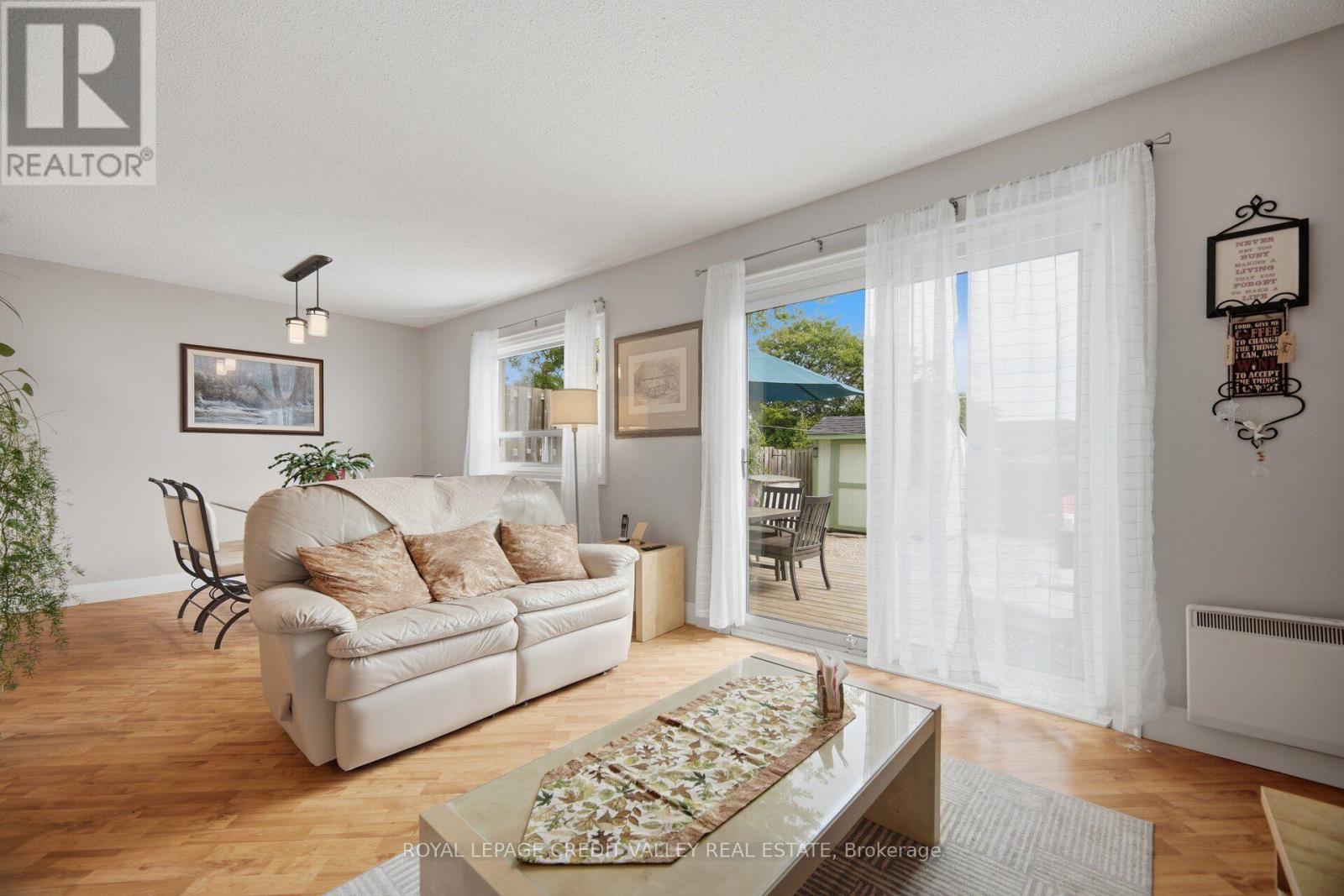 10 Gladstone Square Property Photo 11