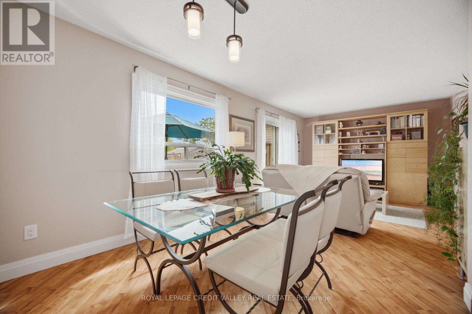 10 Gladstone Square Property Photo 12