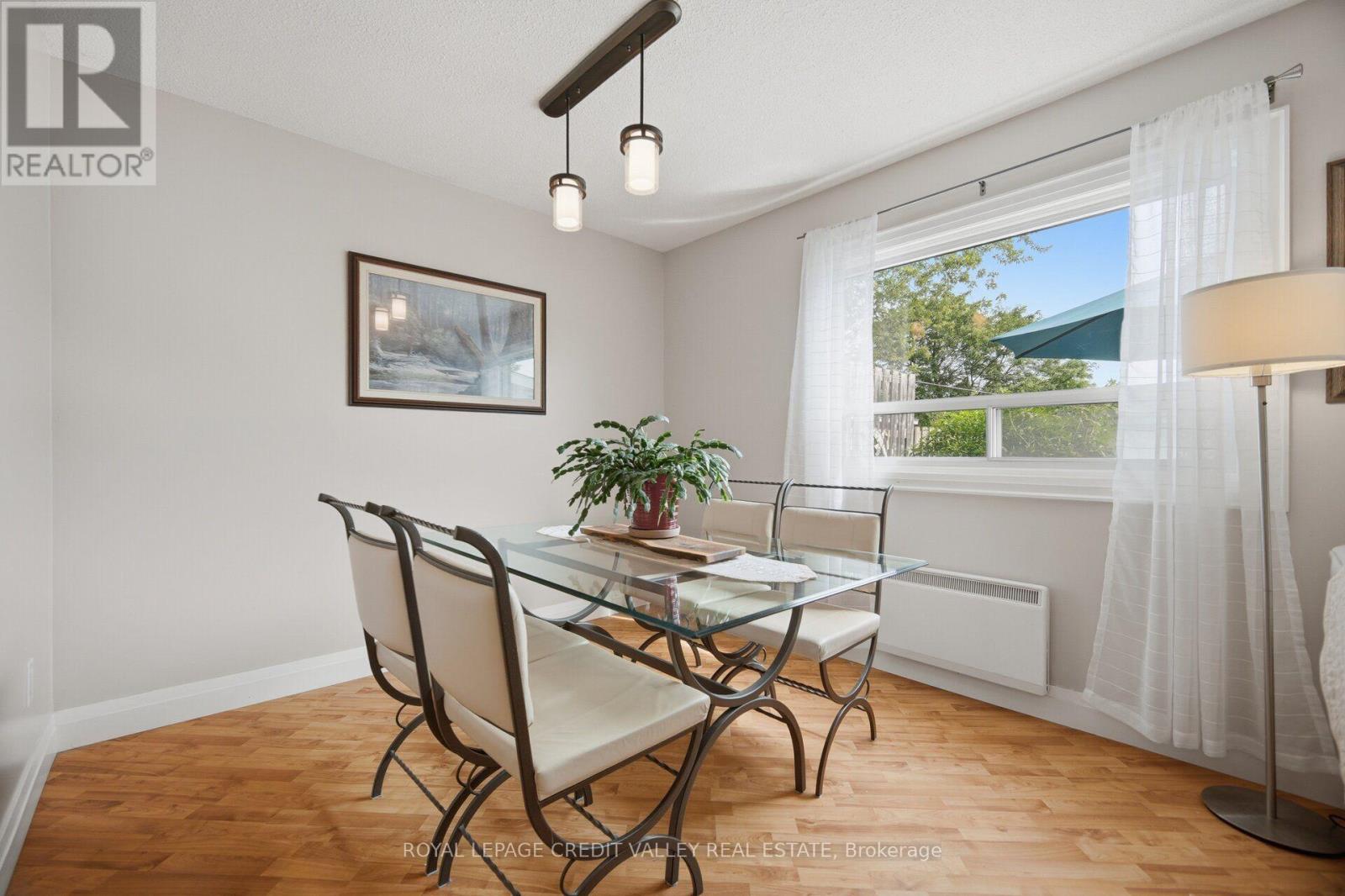 10 Gladstone Square Property Photo 13
