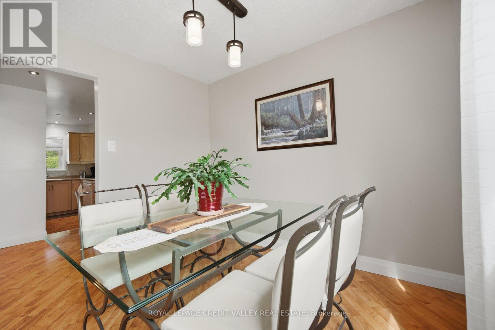 10 Gladstone Square Property Photo 14