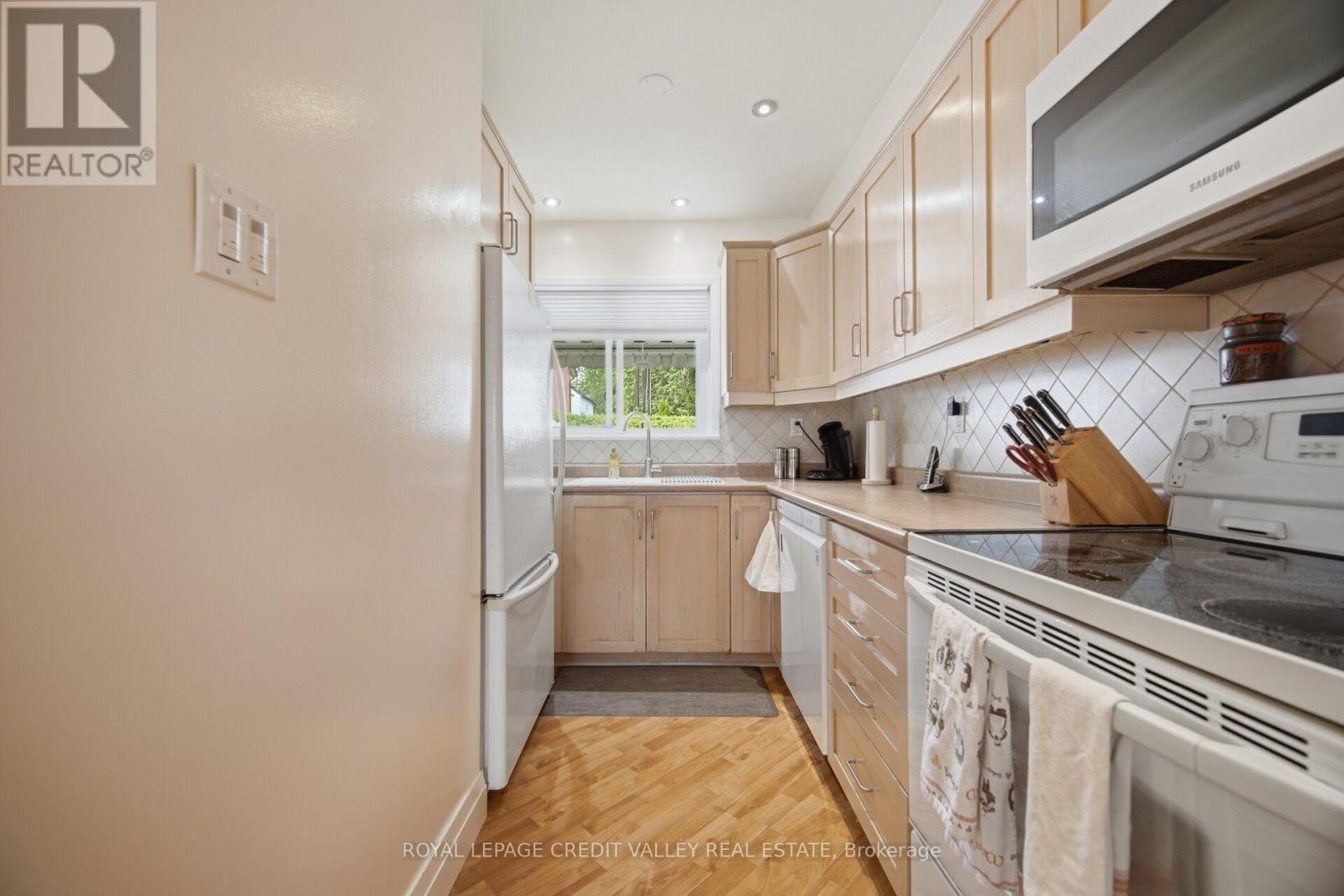10 Gladstone Square Property Photo 15