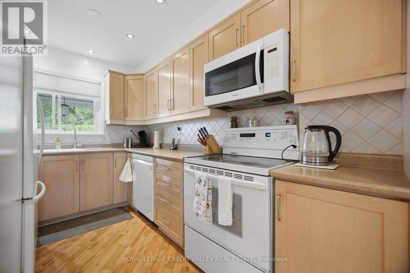 10 Gladstone Square Property Photo 16
