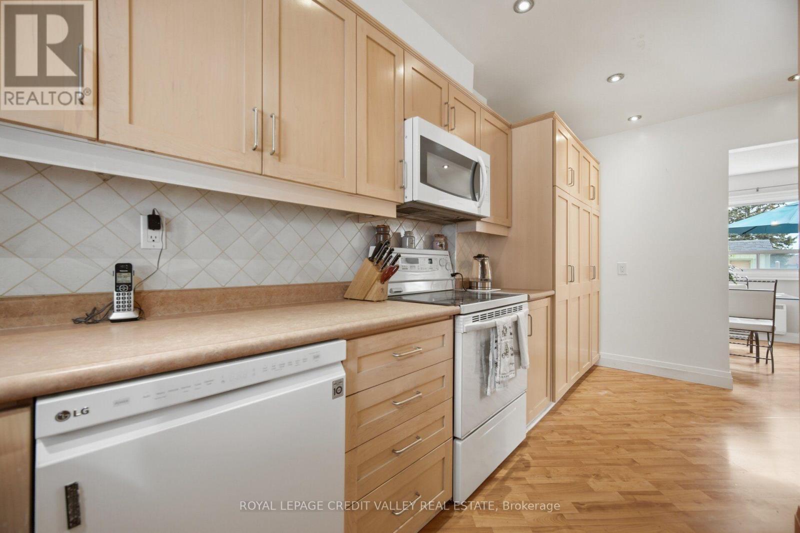 10 Gladstone Square Property Photo 17