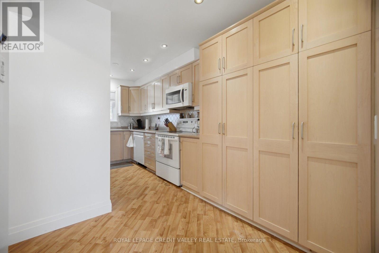 10 Gladstone Square Property Photo 18