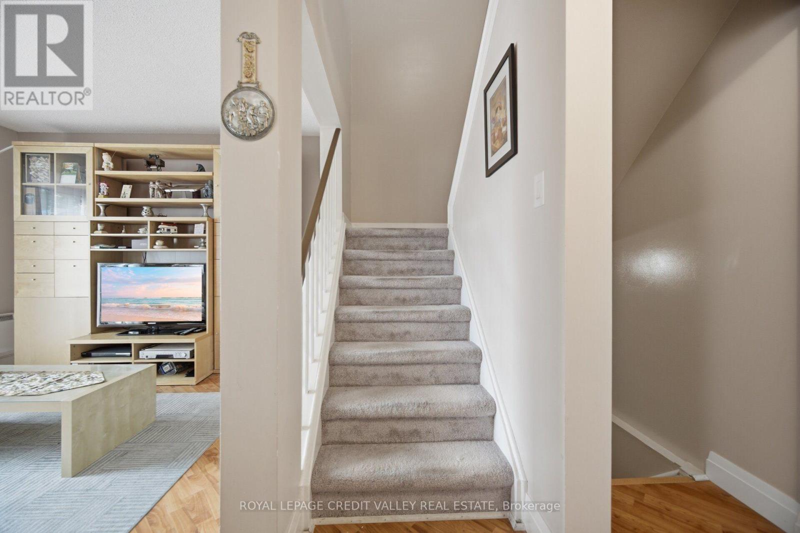 10 Gladstone Square Property Photo 20