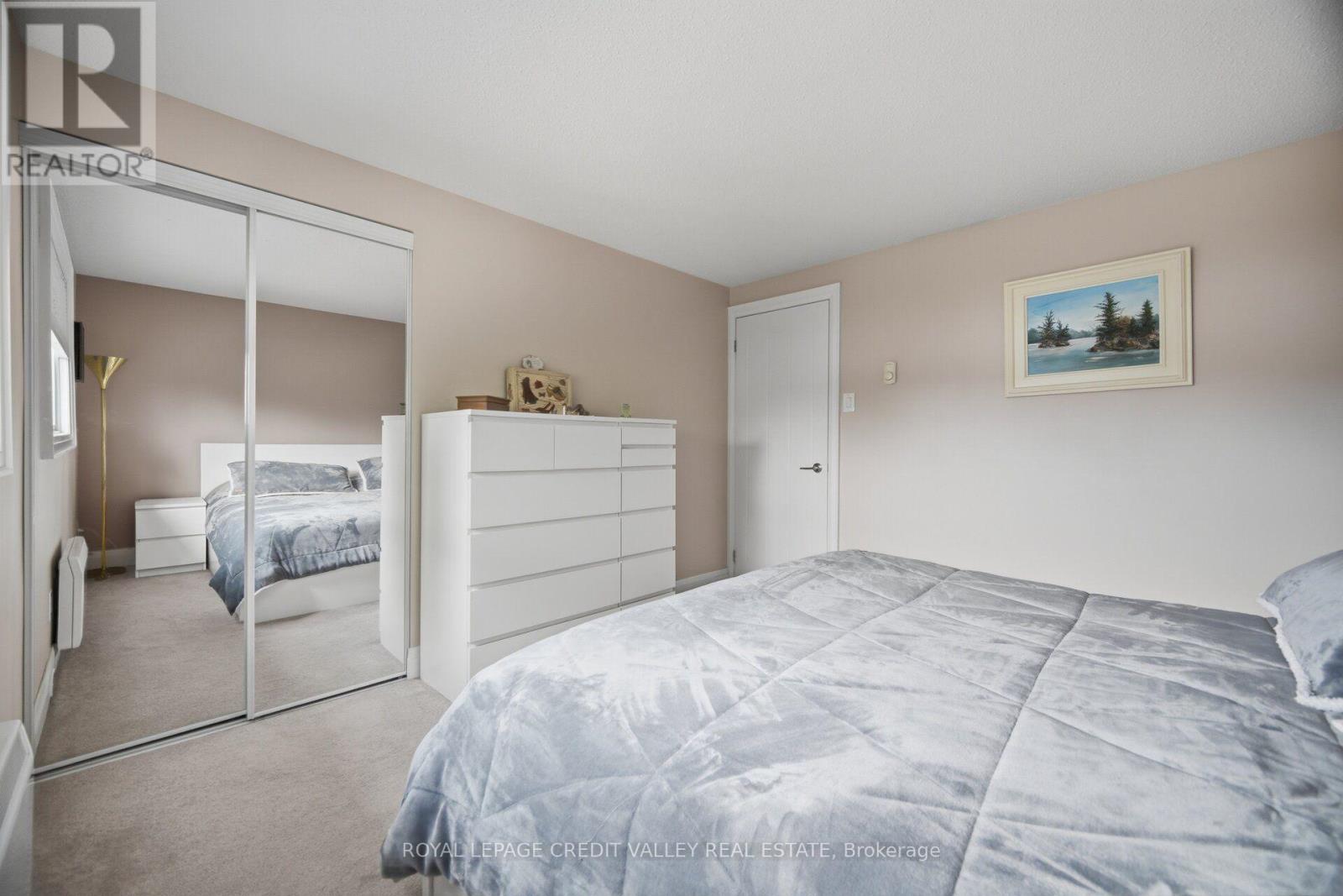 10 Gladstone Square Property Photo 24