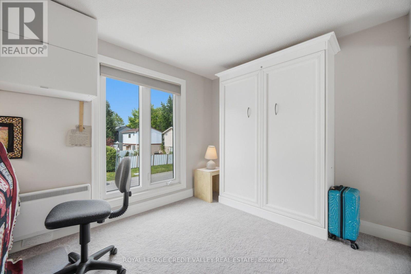 10 Gladstone Square Property Photo 27