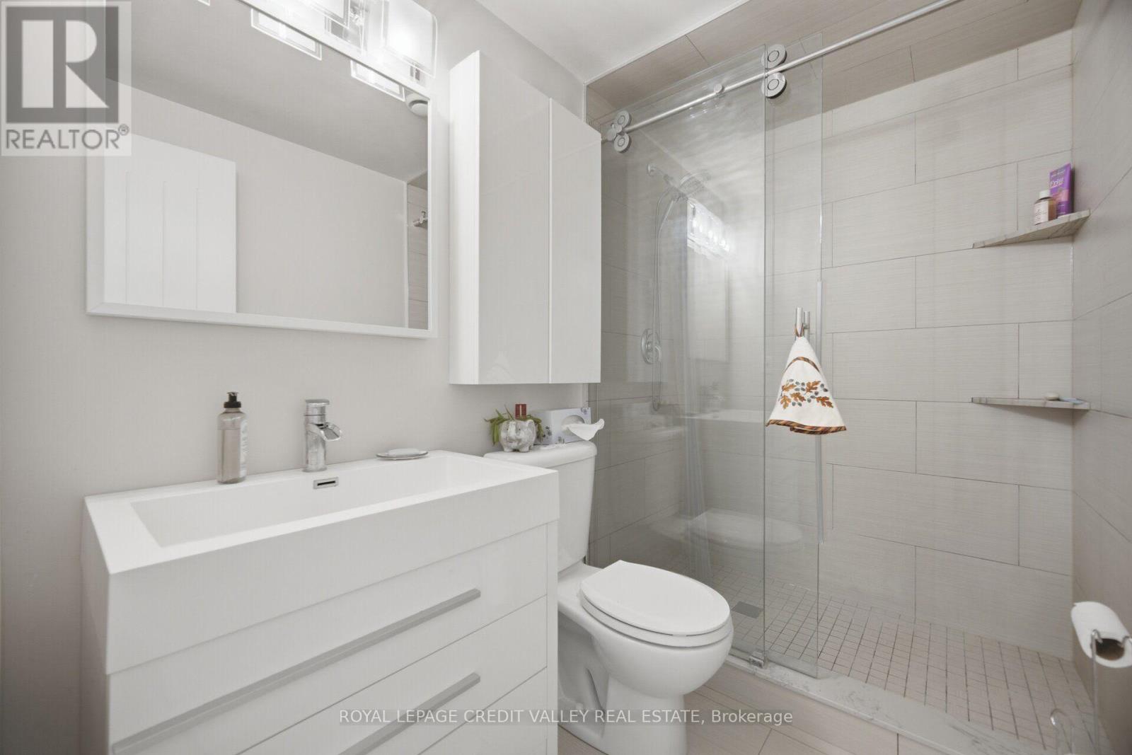 10 Gladstone Square Property Photo 29