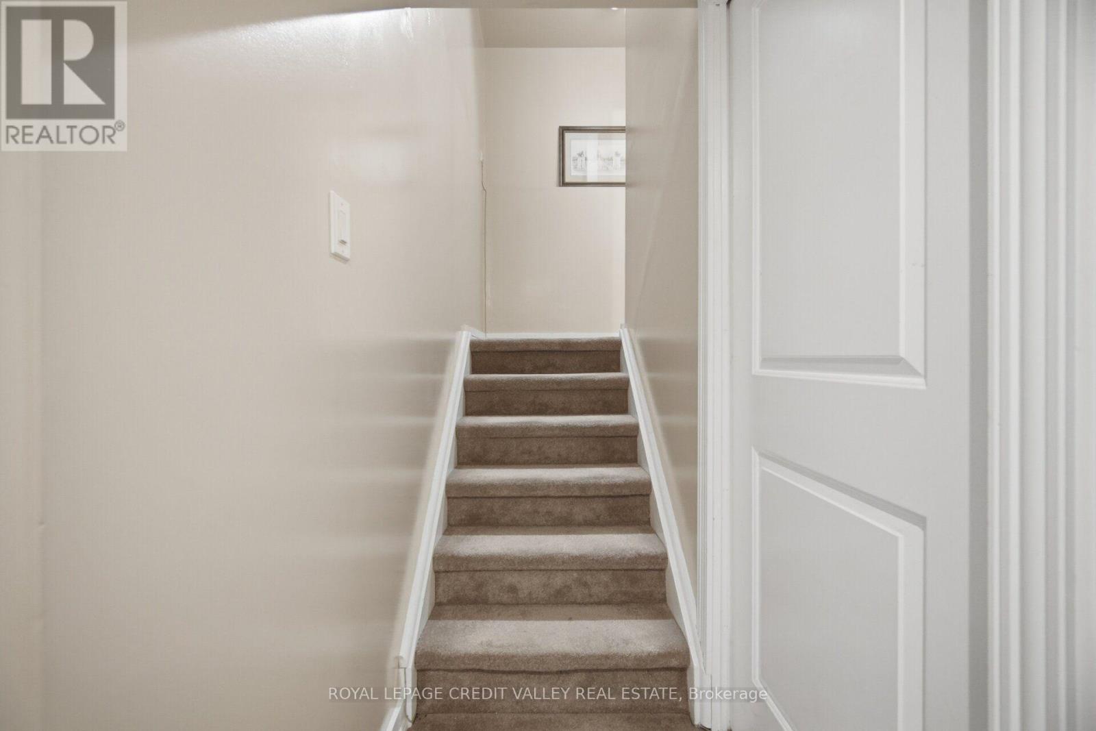 10 Gladstone Square Property Photo 31