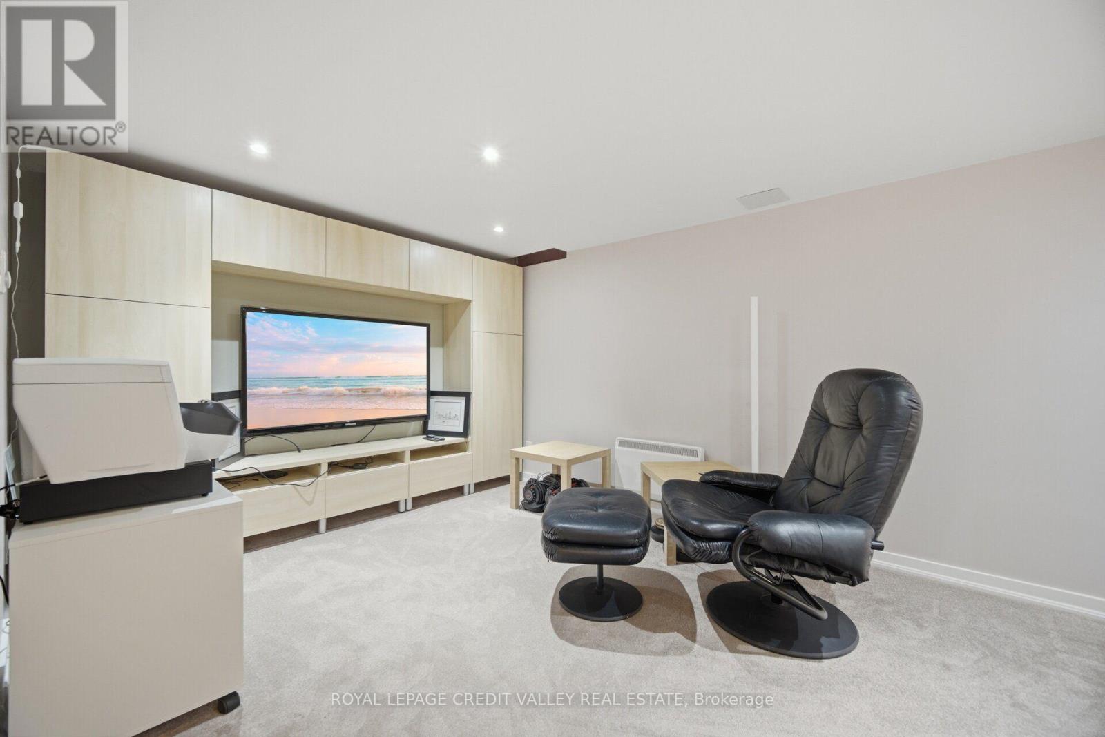 10 Gladstone Square Property Photo 32