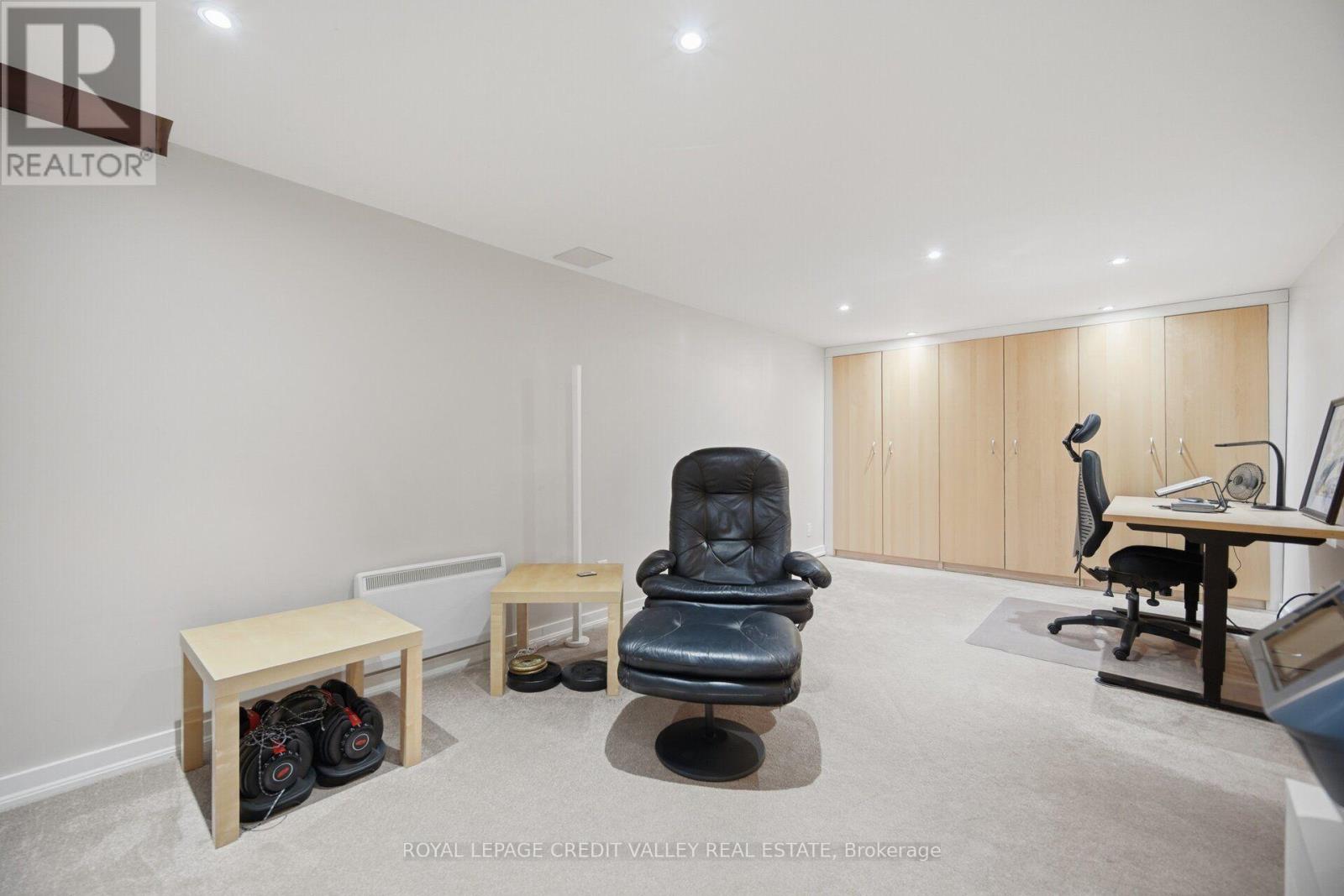 10 Gladstone Square Property Photo 33