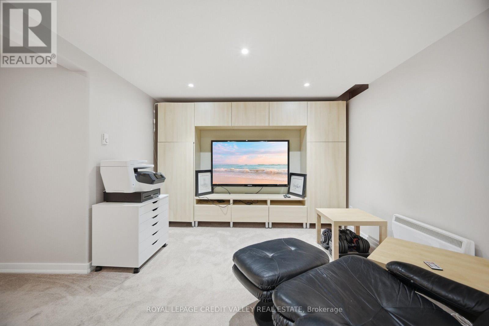 10 Gladstone Square Property Photo 34