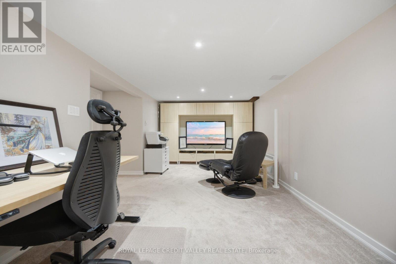 10 Gladstone Square Property Photo 36