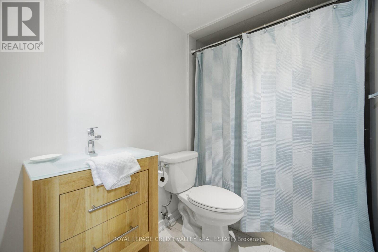 10 Gladstone Square Property Photo 38