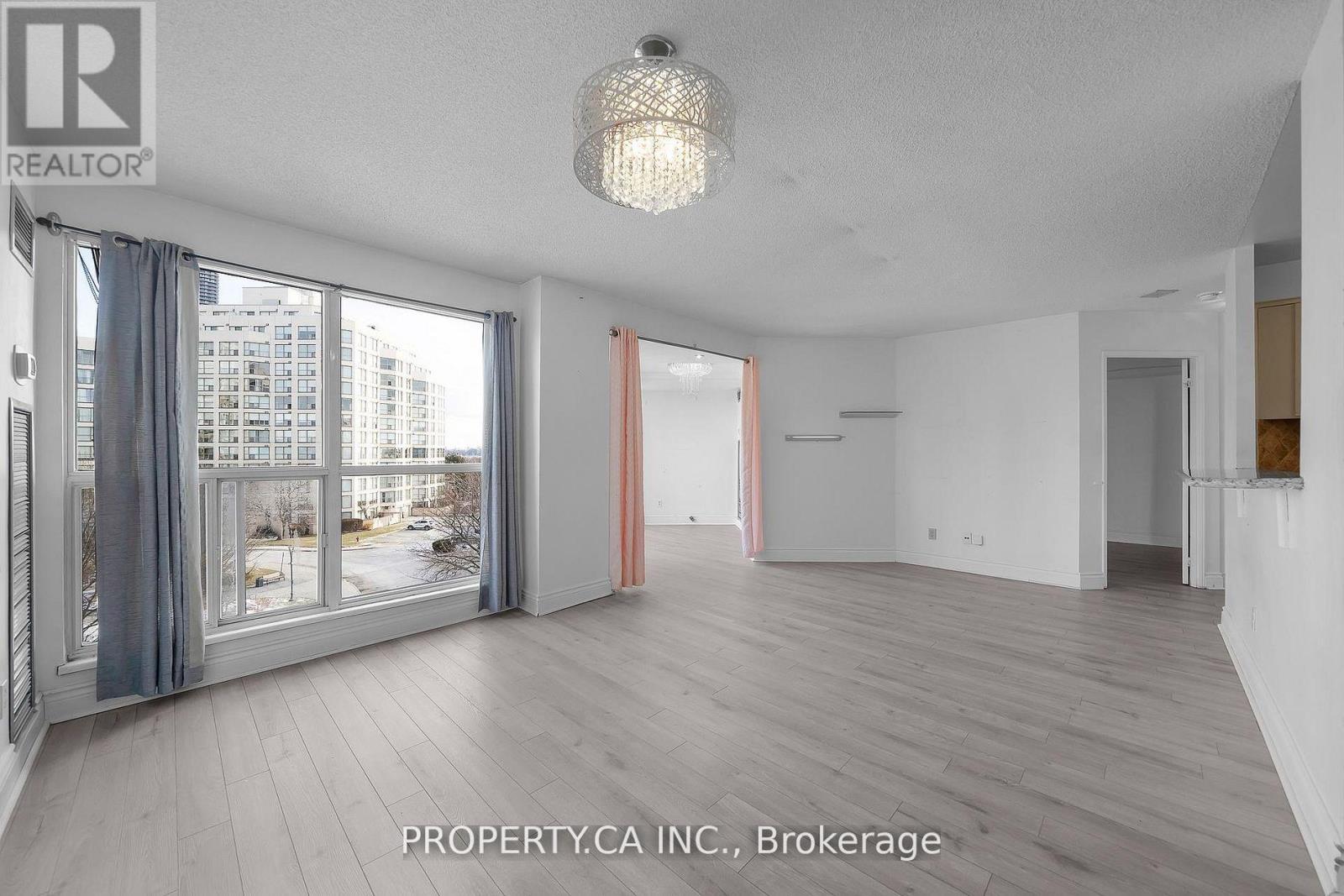 526 - 2267 Lake Shore Boulevard W Property Photo 4