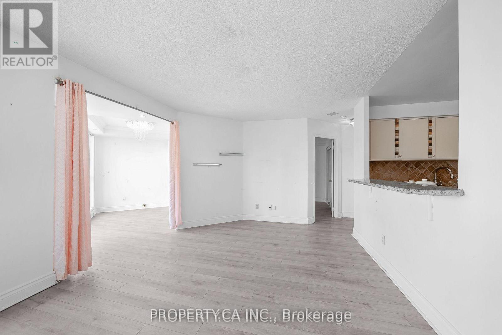 526 - 2267 Lake Shore Boulevard W Property Photo 5