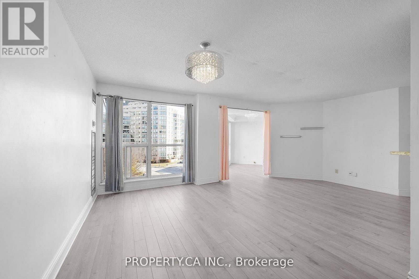 526 - 2267 Lake Shore Boulevard W Property Photo 9