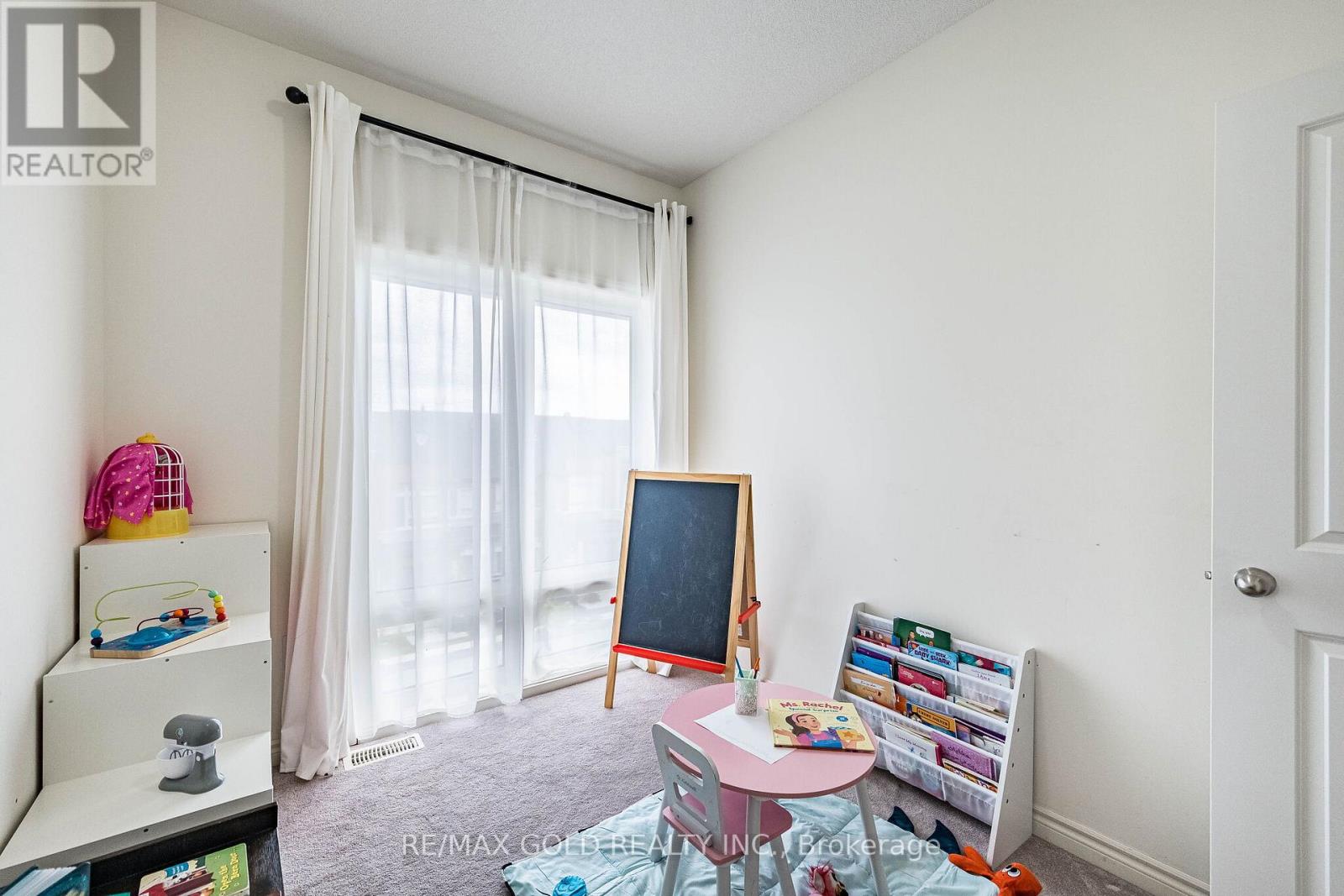 44 Donald Ficht Crescent Property Photo 42