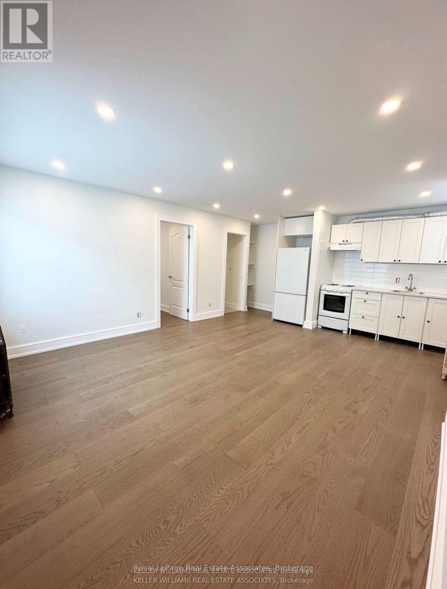 4 - 237 Lakeshore Road E Property Photo 1