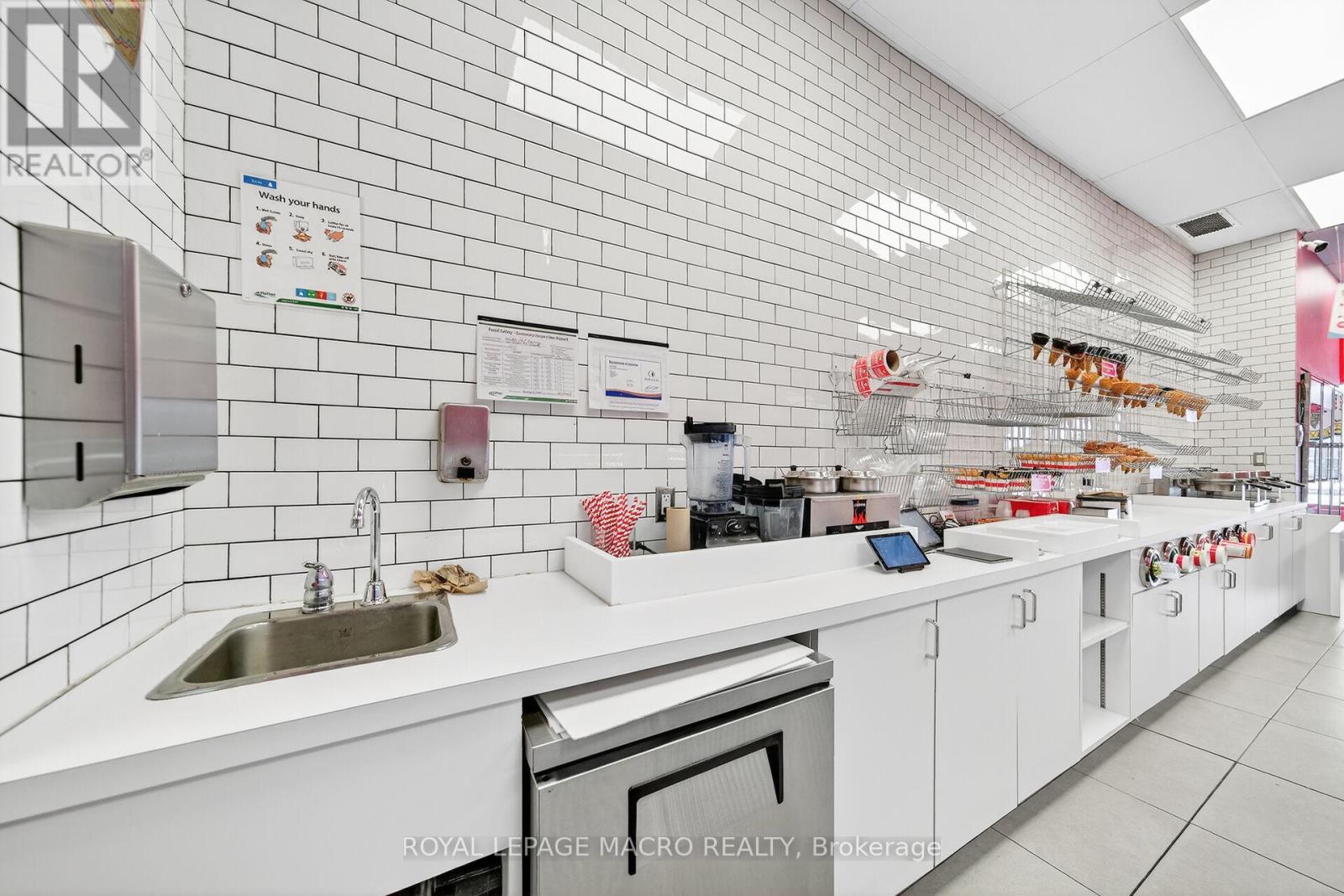 D9 - 380 Dundas Street E Property Photo 13