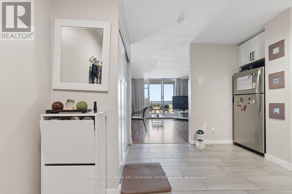 1406 - 975 Warwick Court Property Photo 2