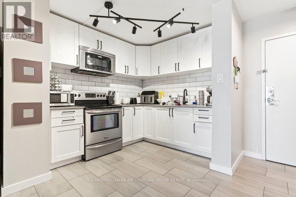 1406 - 975 Warwick Court Property Photo 4