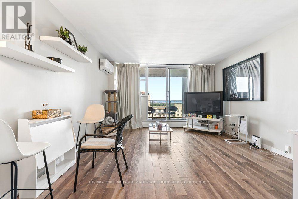 1406 - 975 Warwick Court Property Photo 6