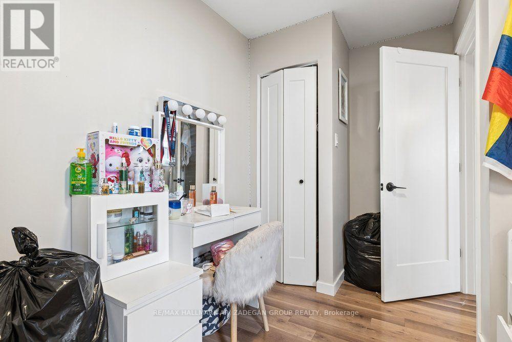 1406 - 975 Warwick Court Property Photo 12