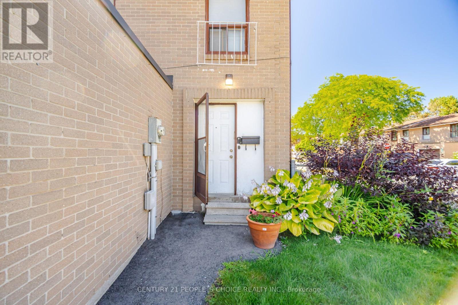 79 Fleetwood Crescent Property Photo 5