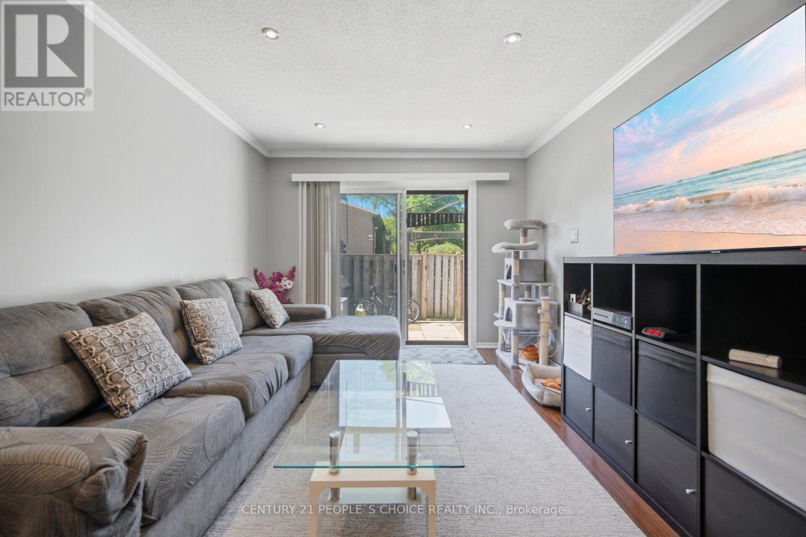 79 Fleetwood Crescent Property Photo 12