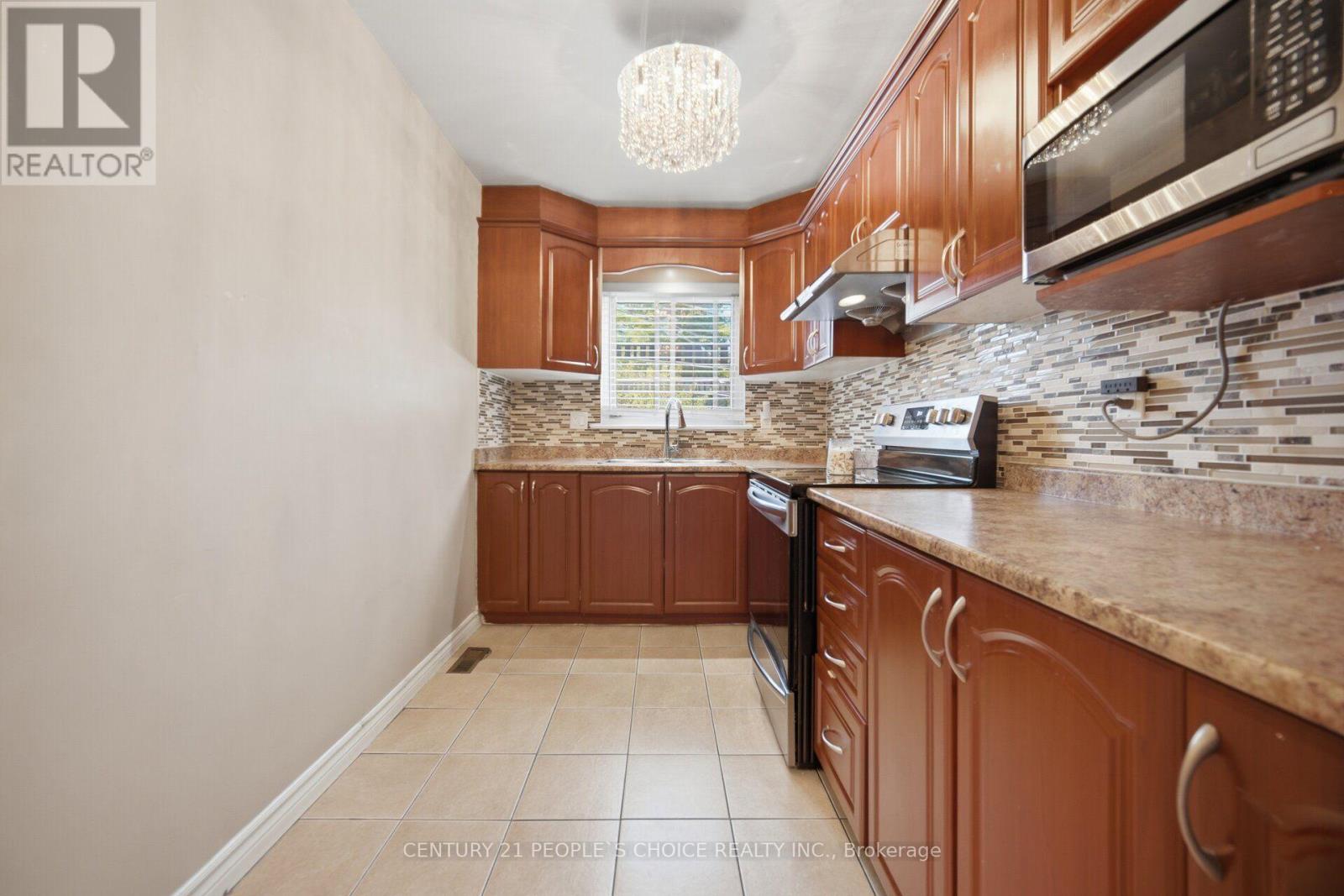 79 Fleetwood Crescent Property Photo 16
