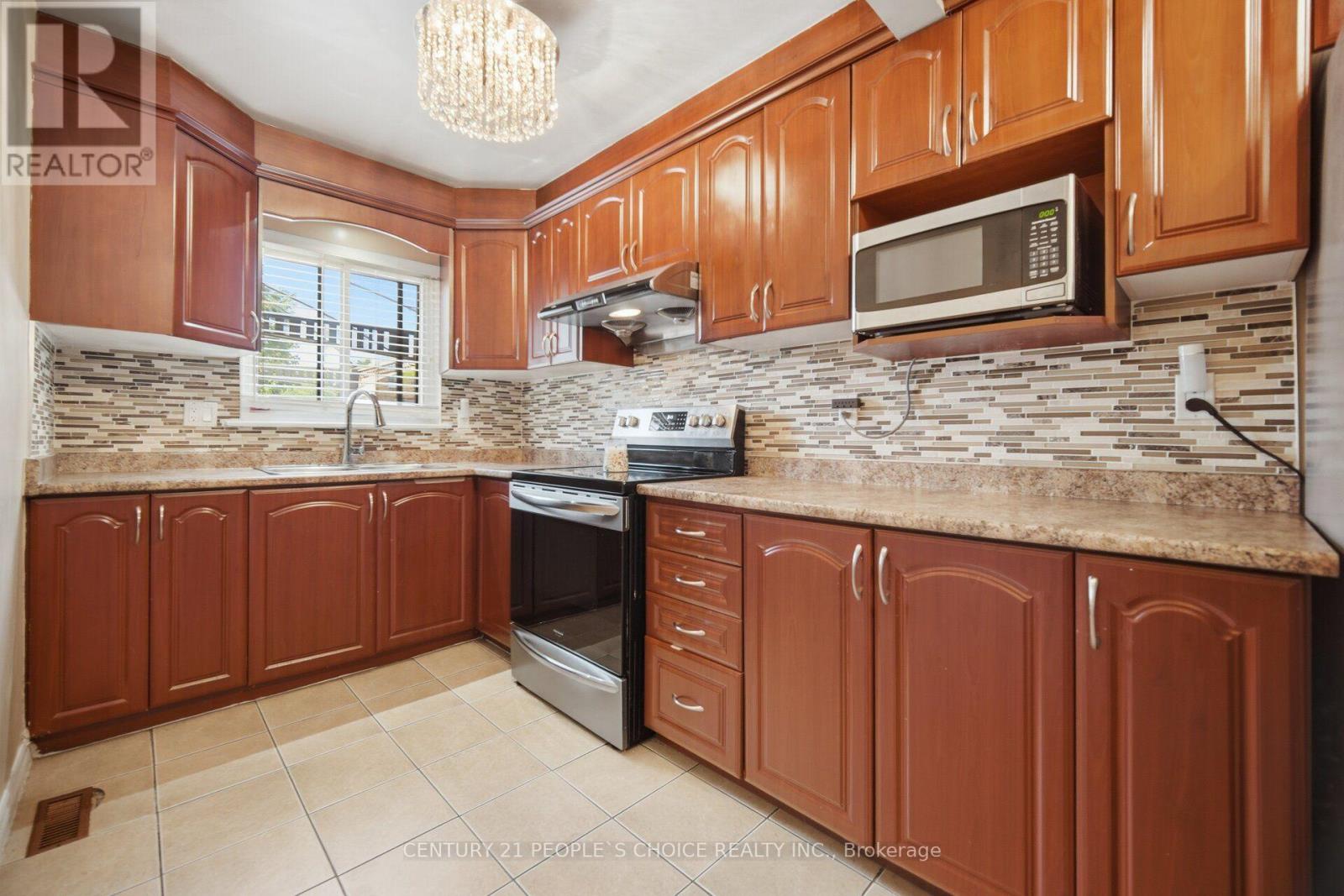 79 Fleetwood Crescent Property Photo 17