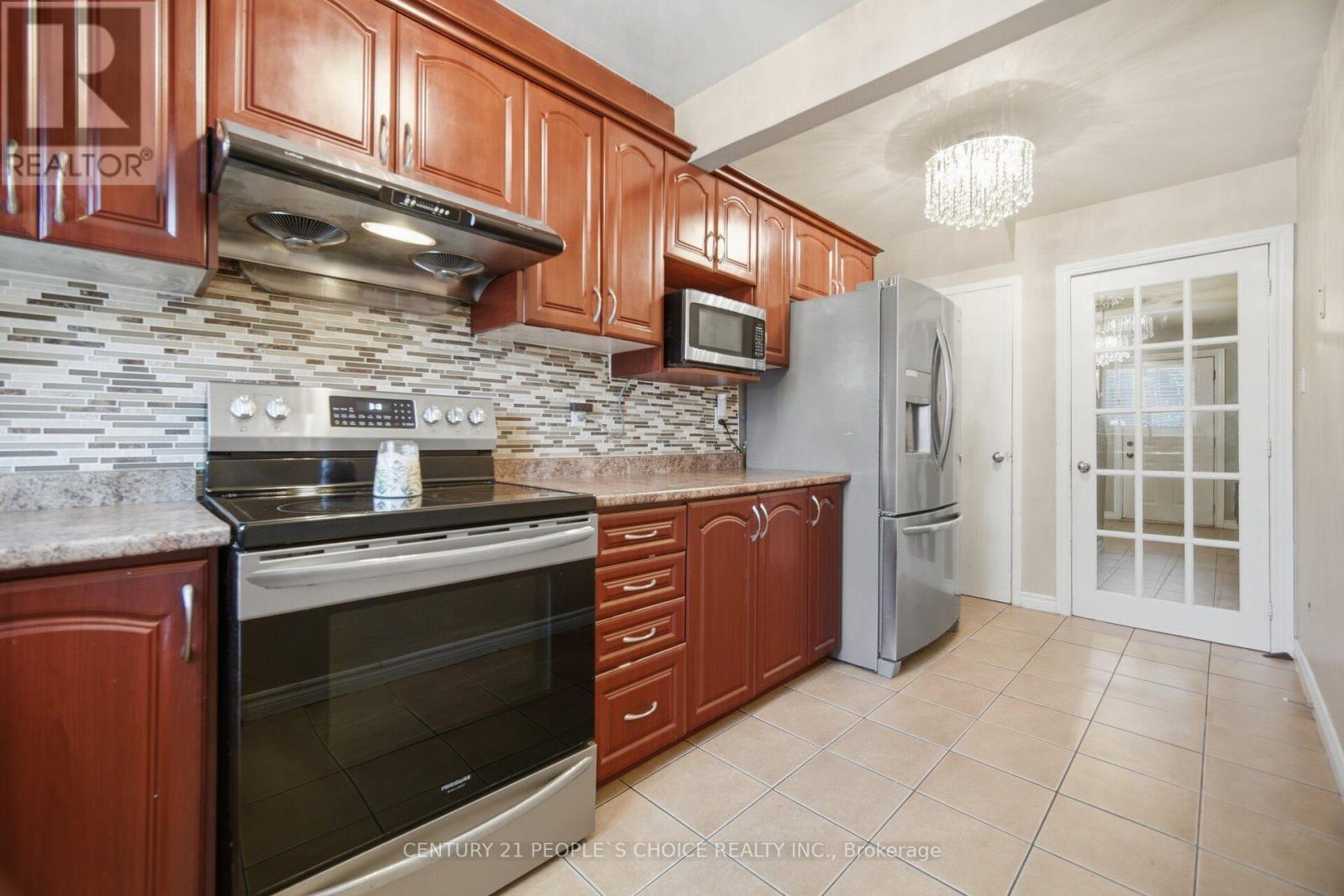 79 Fleetwood Crescent Property Photo 18