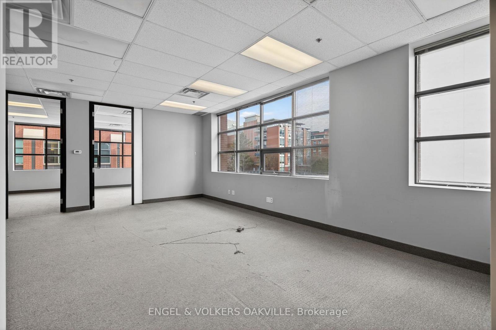 203 - 125 Lakeshore Road E Property Photo 6