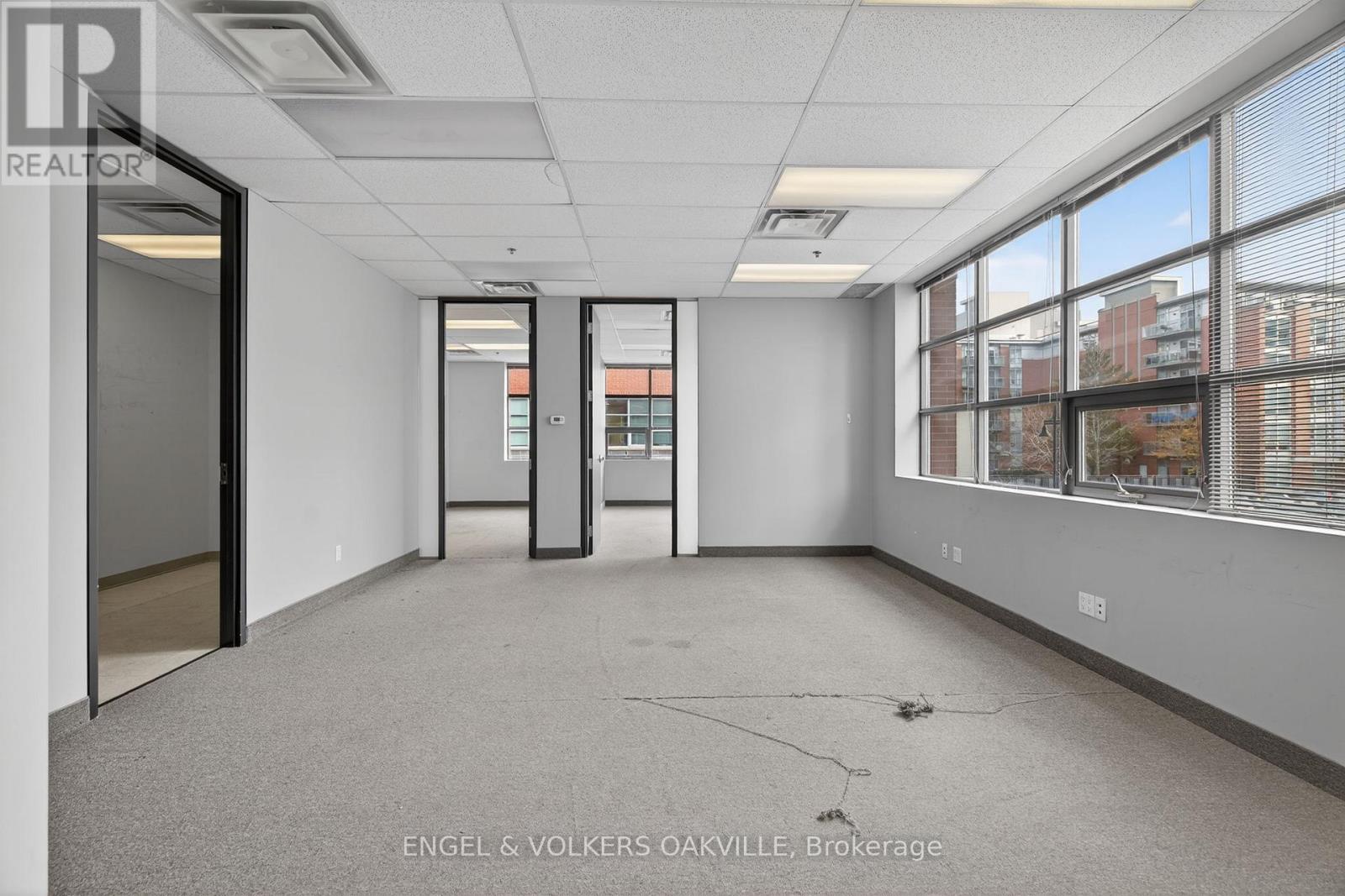 203 - 125 Lakeshore Road E Property Photo 7