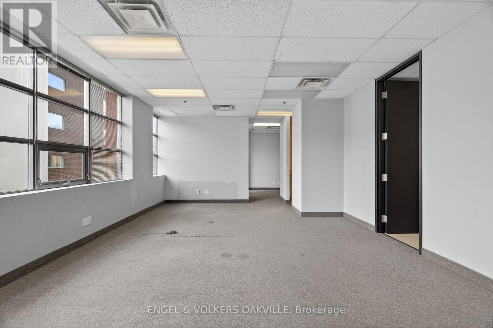 203 - 125 Lakeshore Road E Property Photo 8