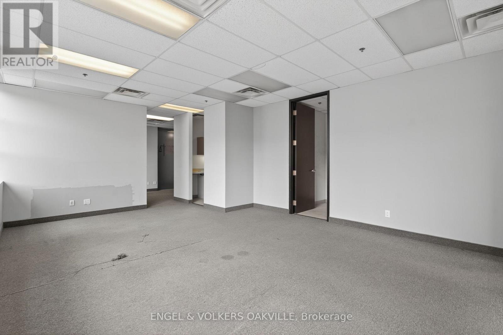 203 - 125 Lakeshore Road E Property Photo 9