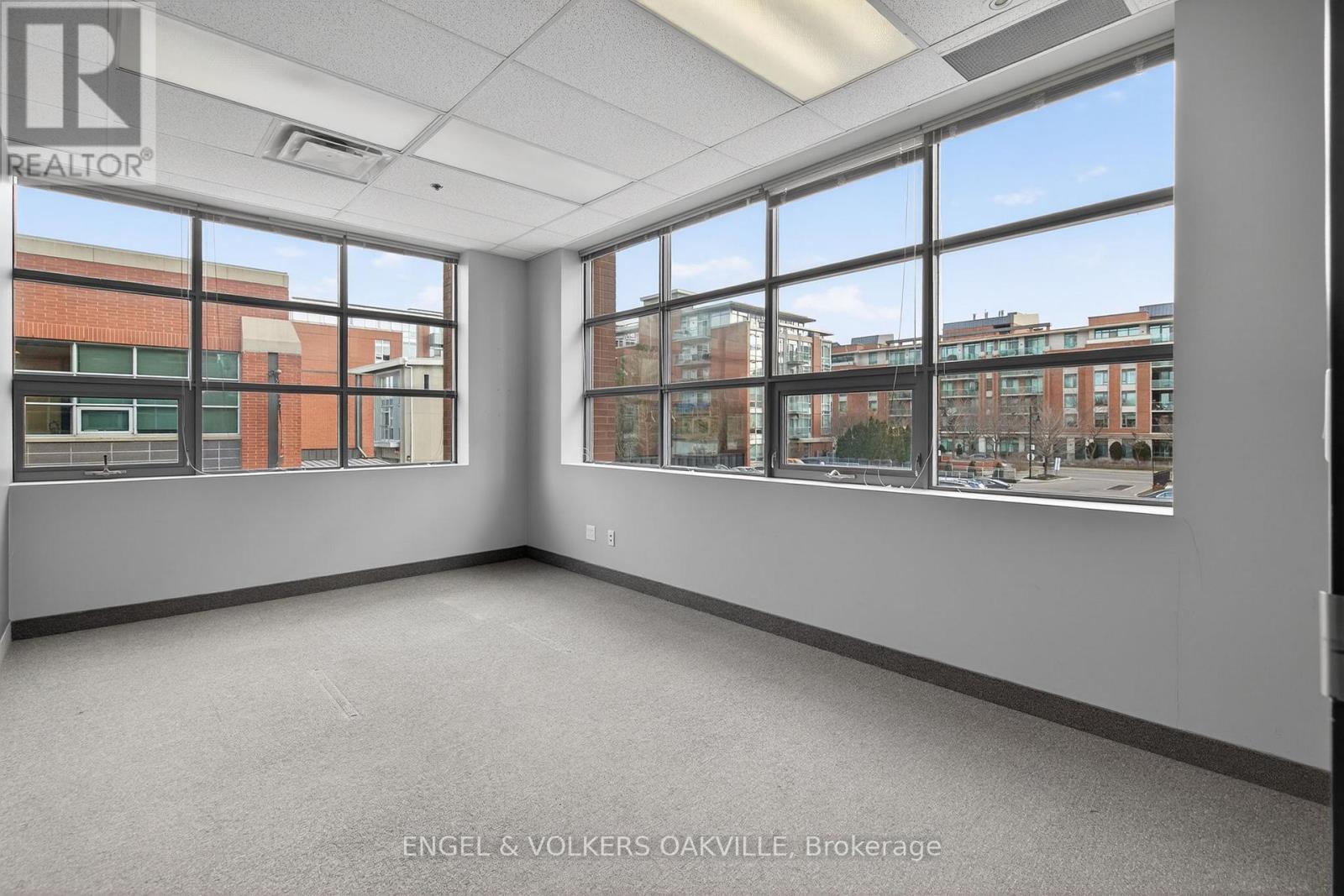 203 - 125 Lakeshore Road E Property Photo 11