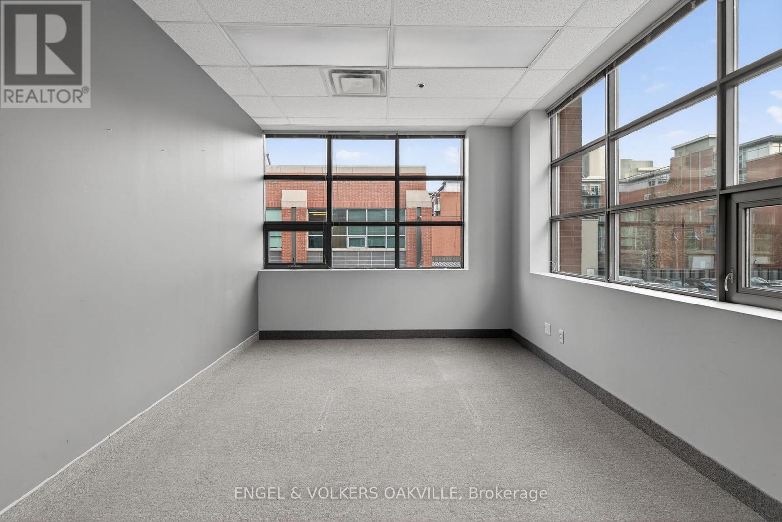 203 - 125 Lakeshore Road E Property Photo 13