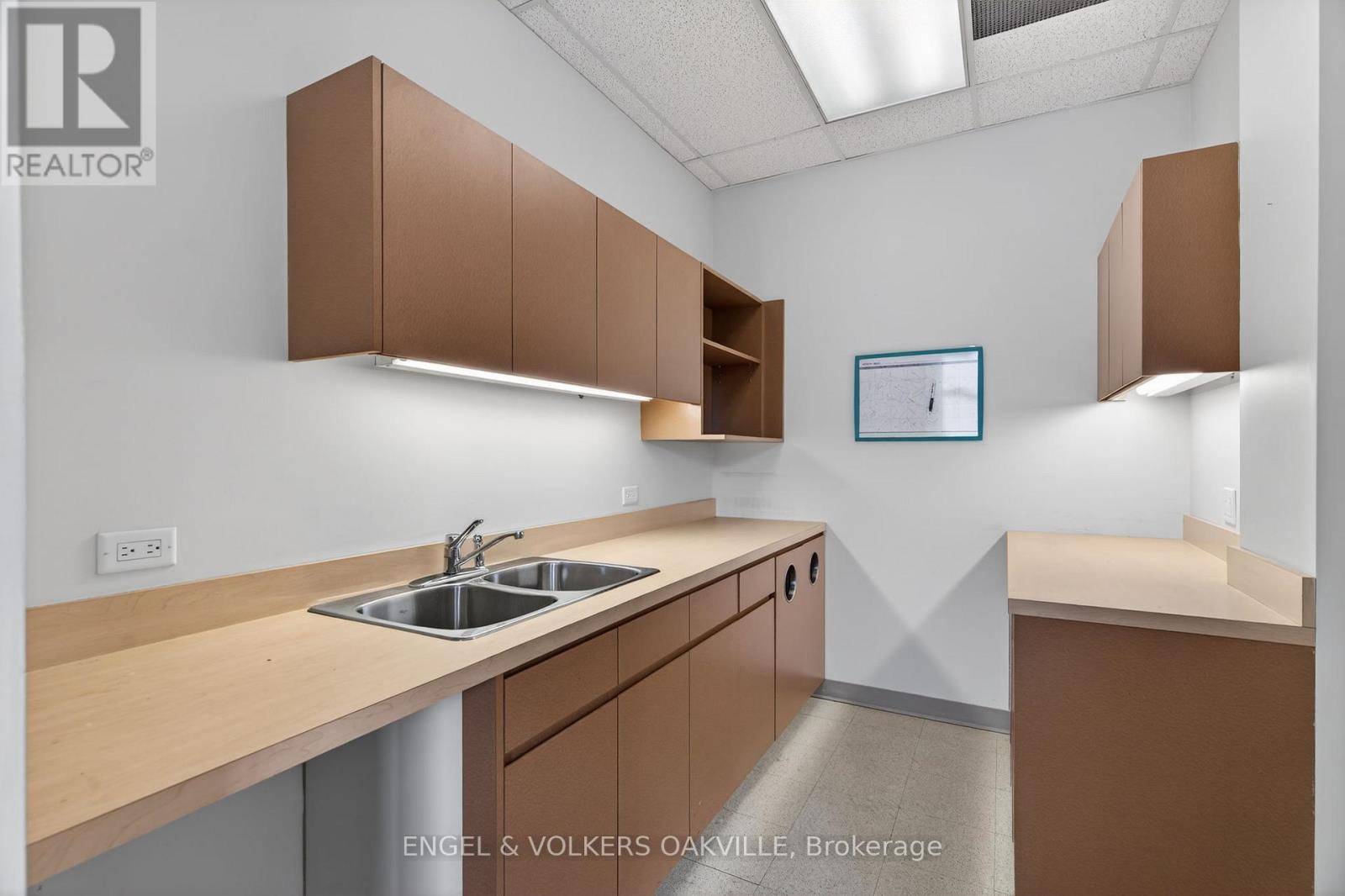 203 - 125 Lakeshore Road E Property Photo 14