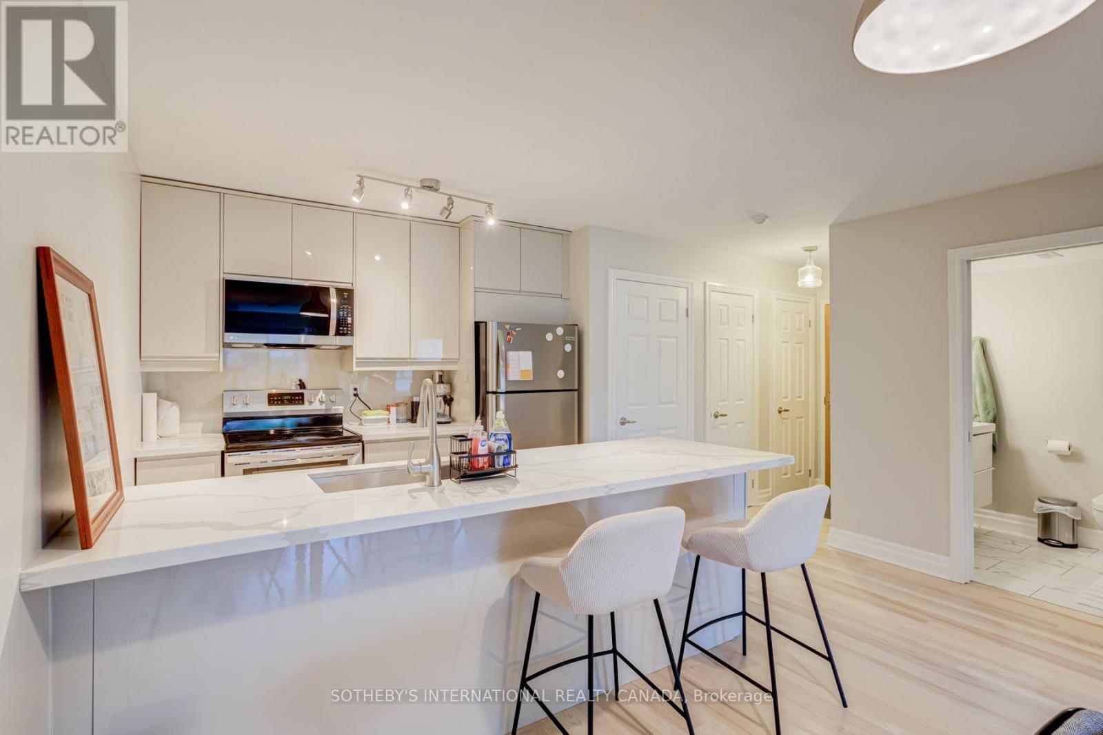 301 - 3069 LAKESHORE BOULEVARD Property Photo 1